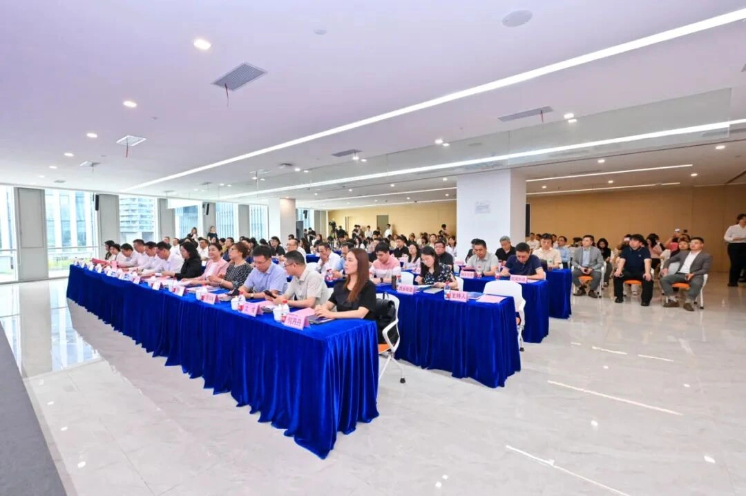 以“宝安扬帆·链通全球”为主题的宝安区企业出海服务中心（外资服务中心）揭牌暨出海服务联盟